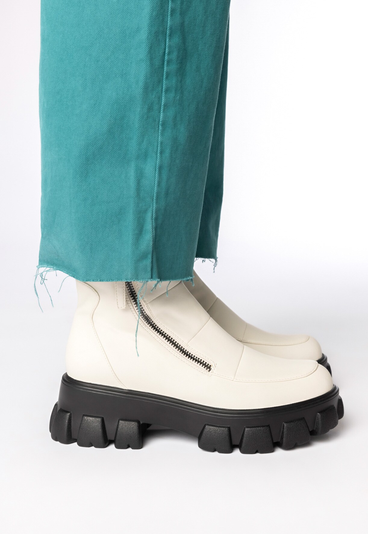 ATTITUDE, Boots Hvit