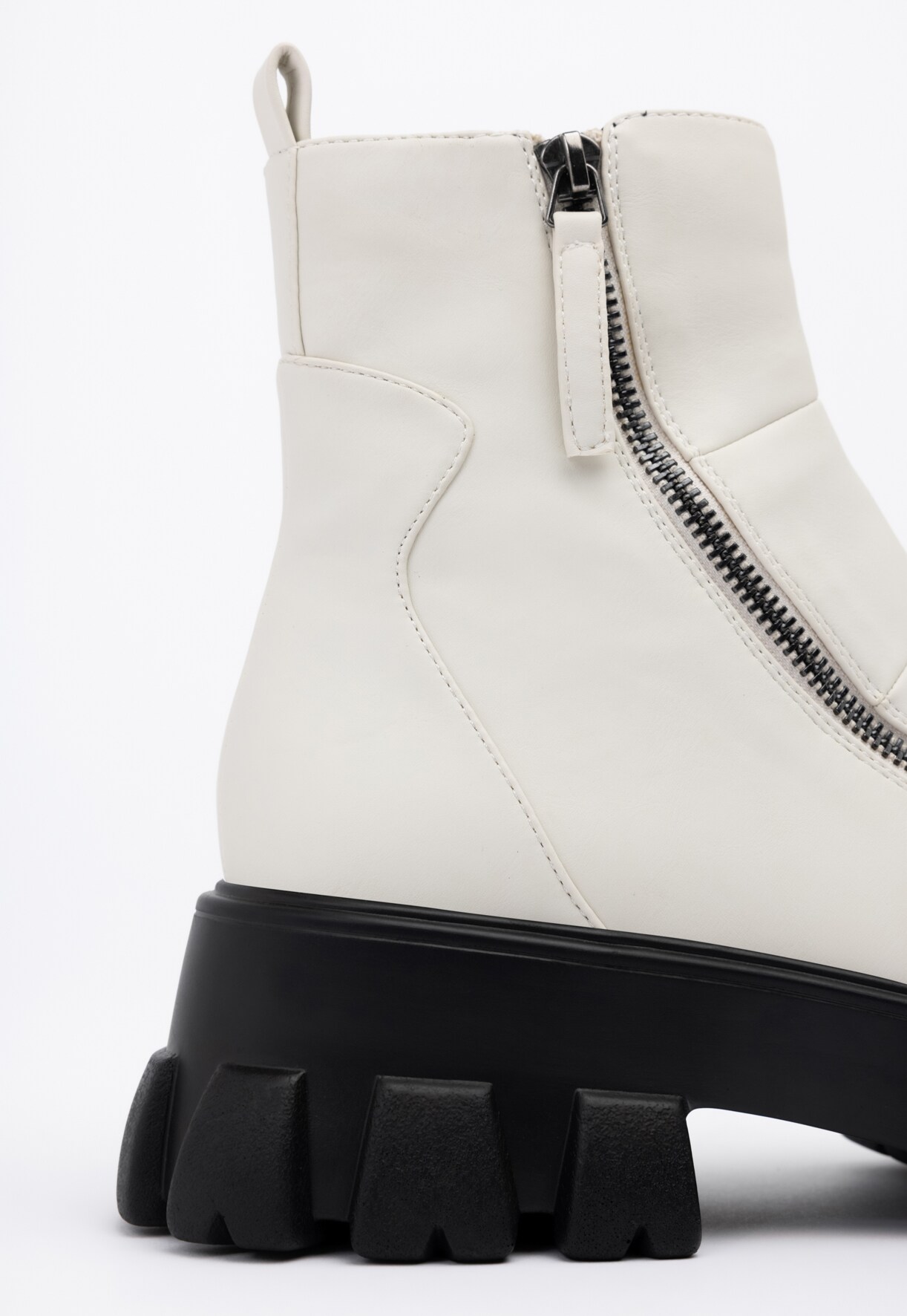 ATTITUDE, Boots Hvit
