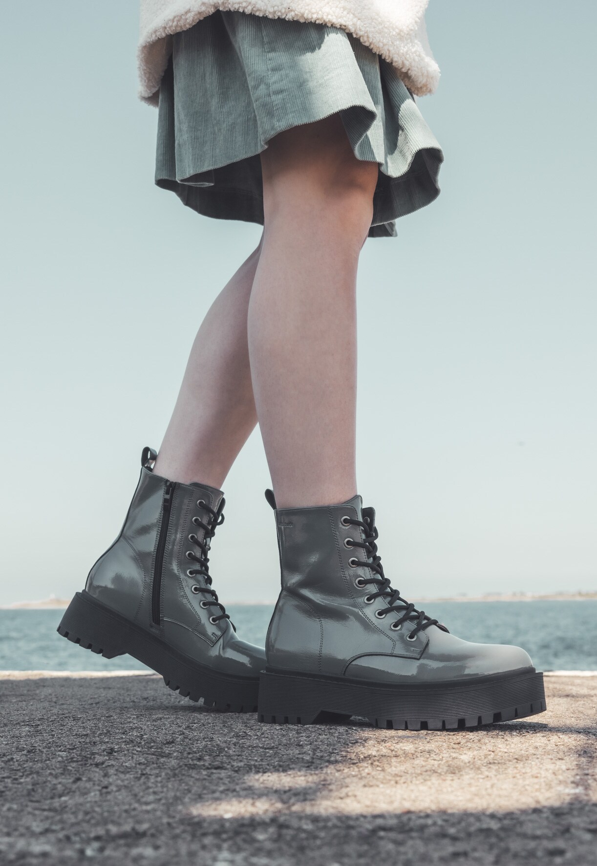 ATTITUDE, Boots Grå