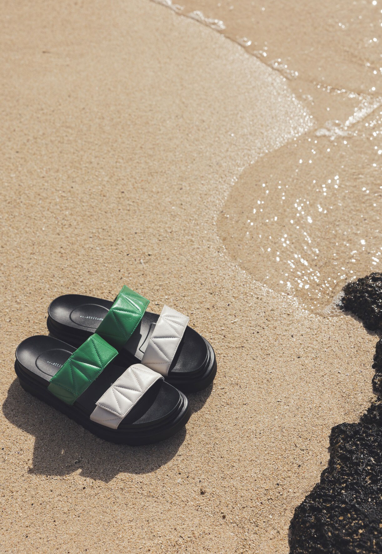ATTITUDE, Sandal med reimer Sort