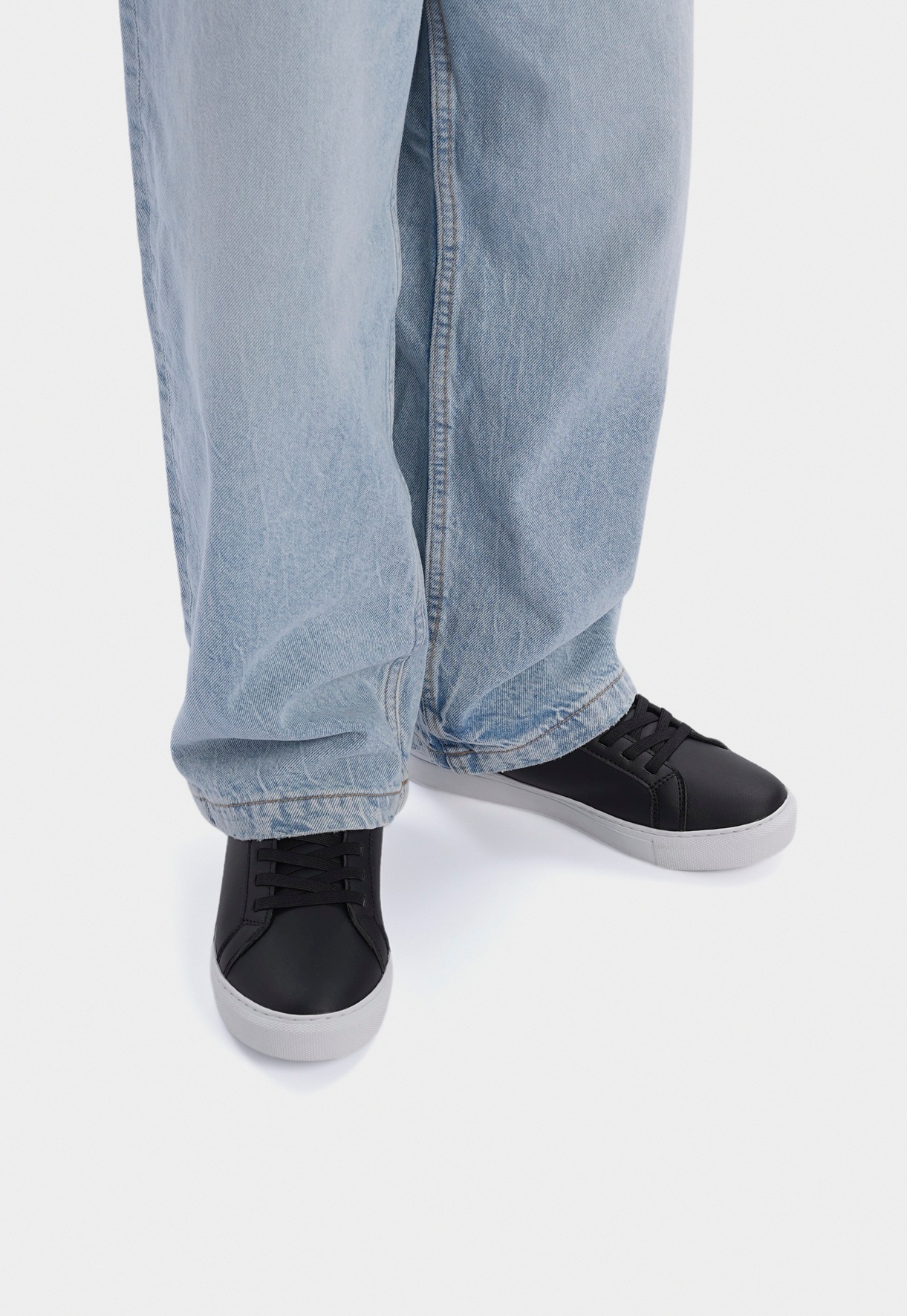 LINEAR, Sneakers Sort