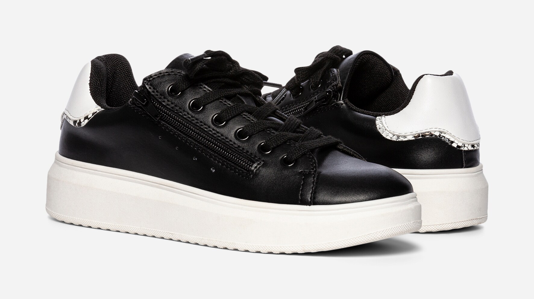 VOX, Sneakers Sort