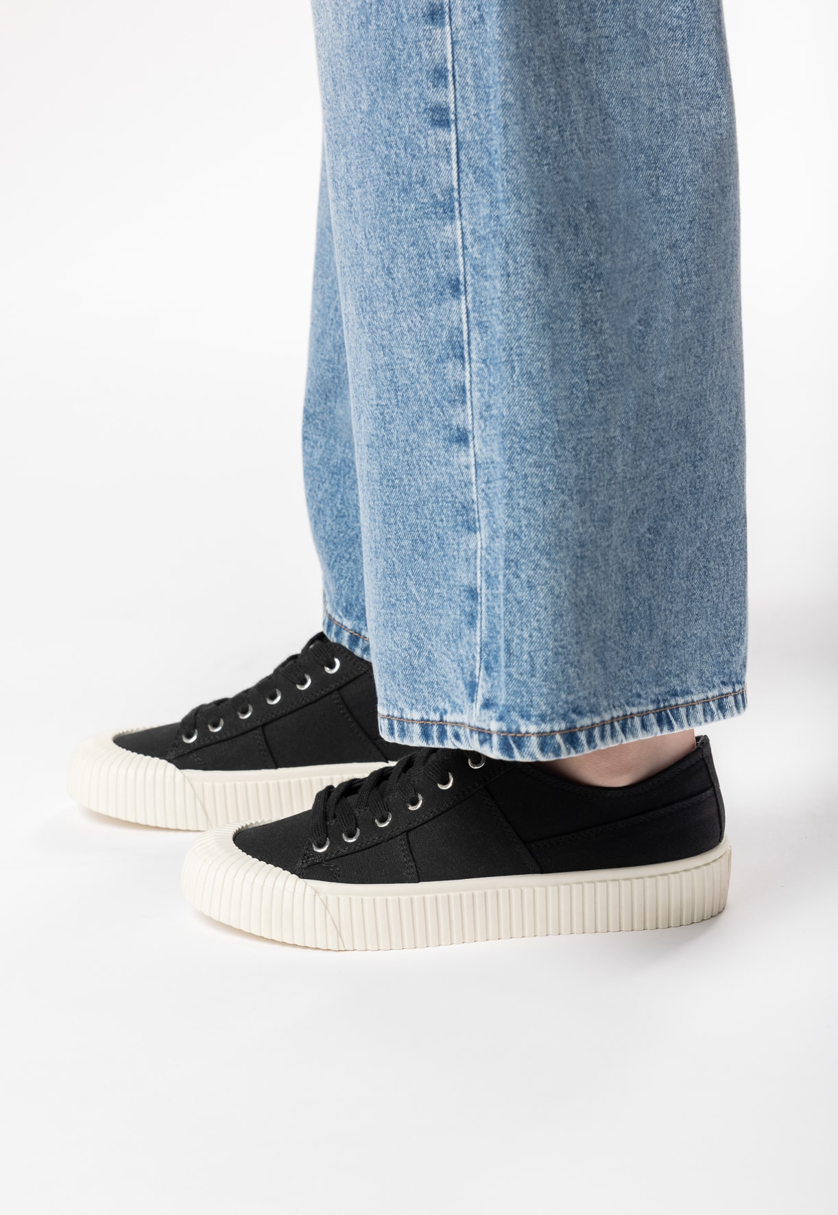 VOX, Sneakers Sort