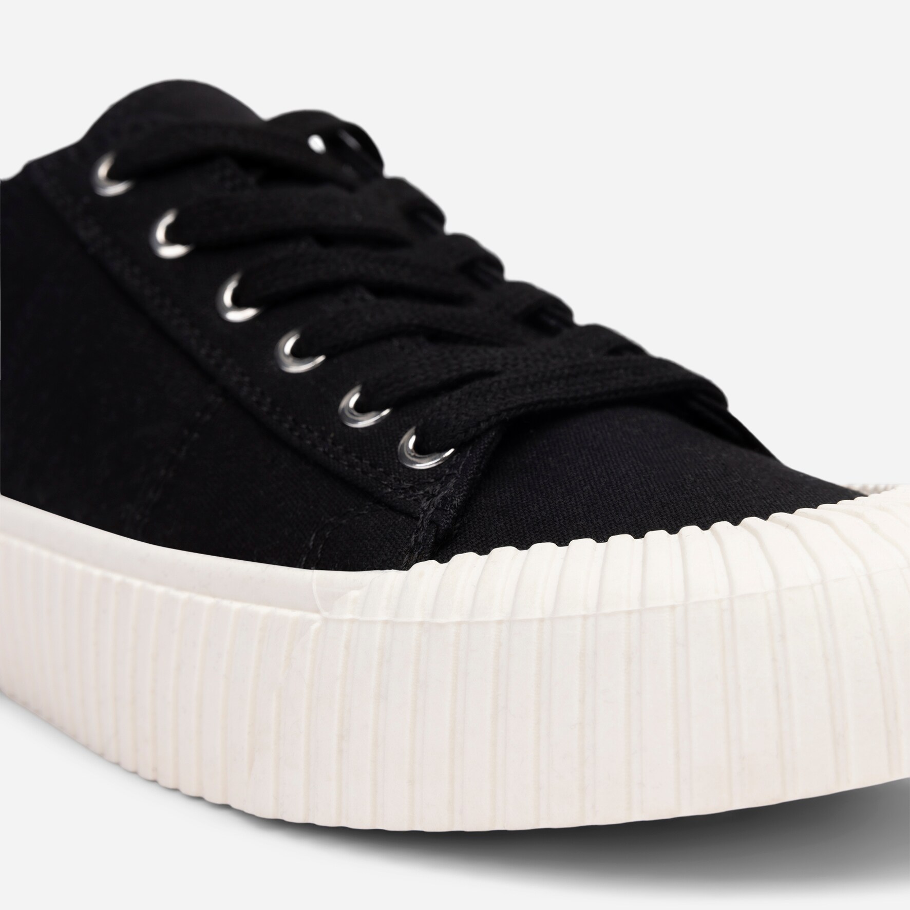 VOX, Sneakers Sort