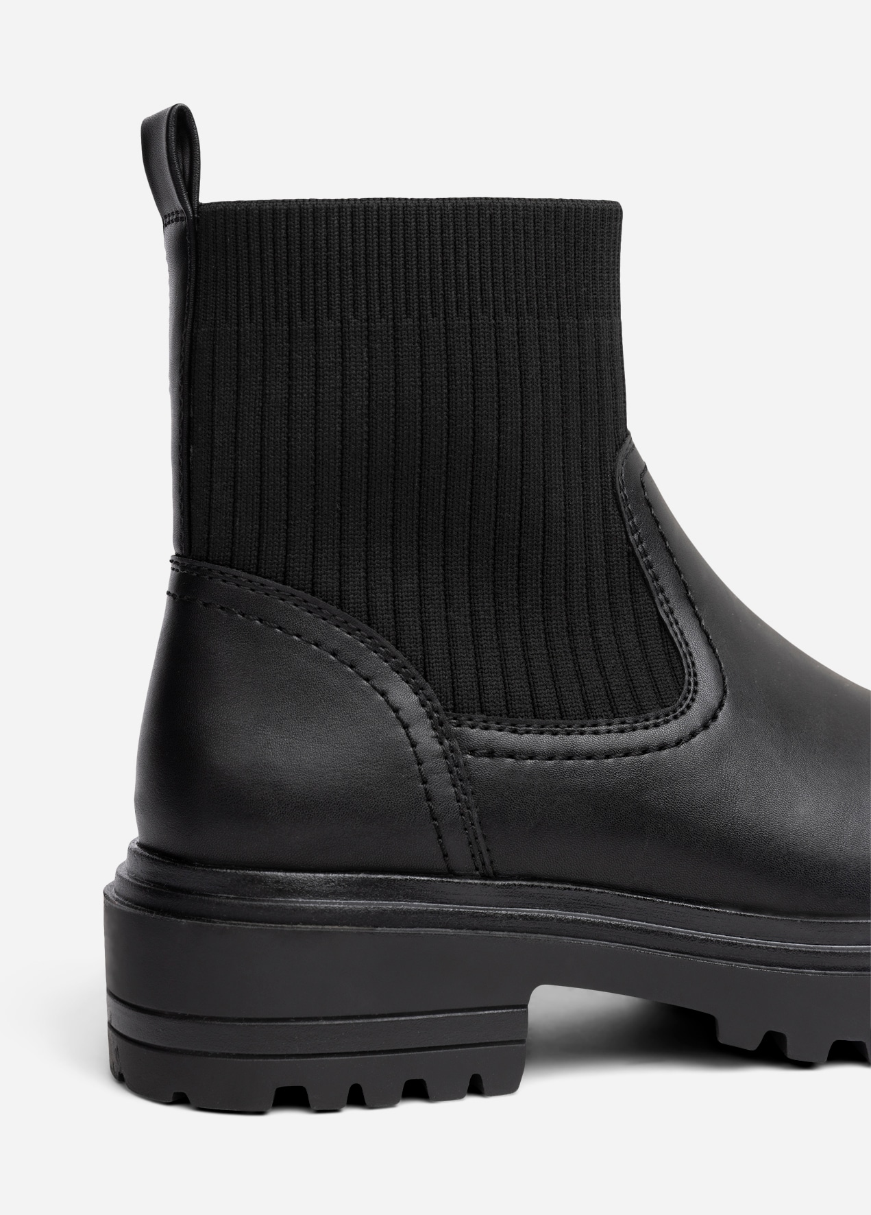 CLOU, Boots Sort