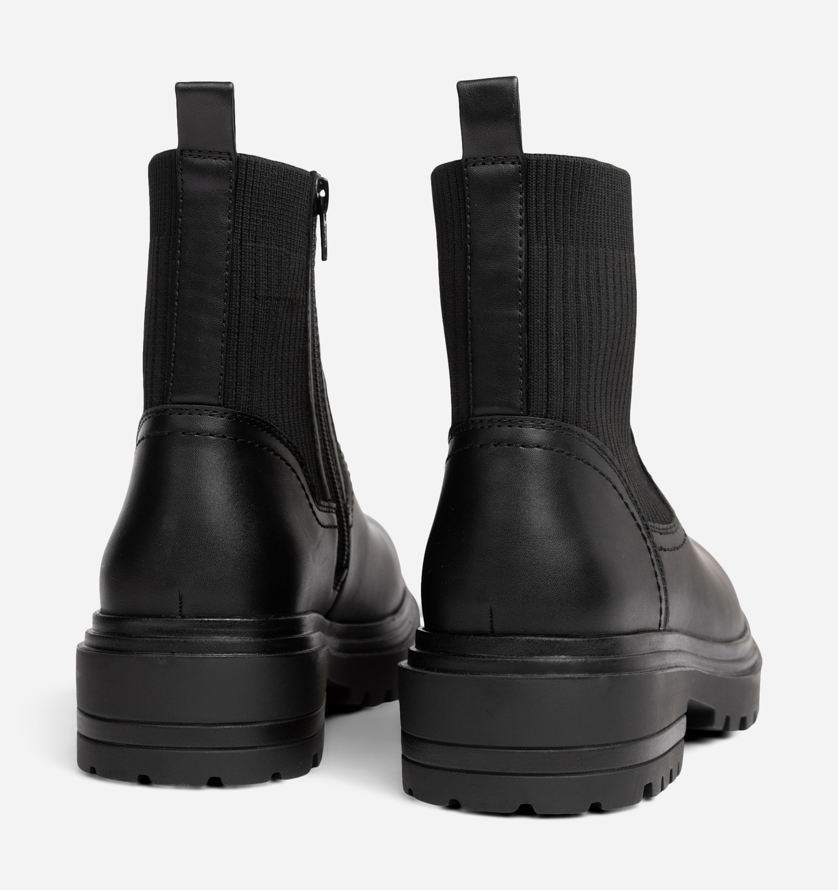CLOU, Boots Sort