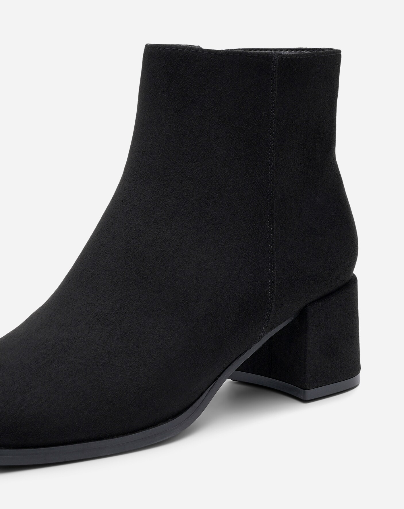 CLOU, Boots Sort